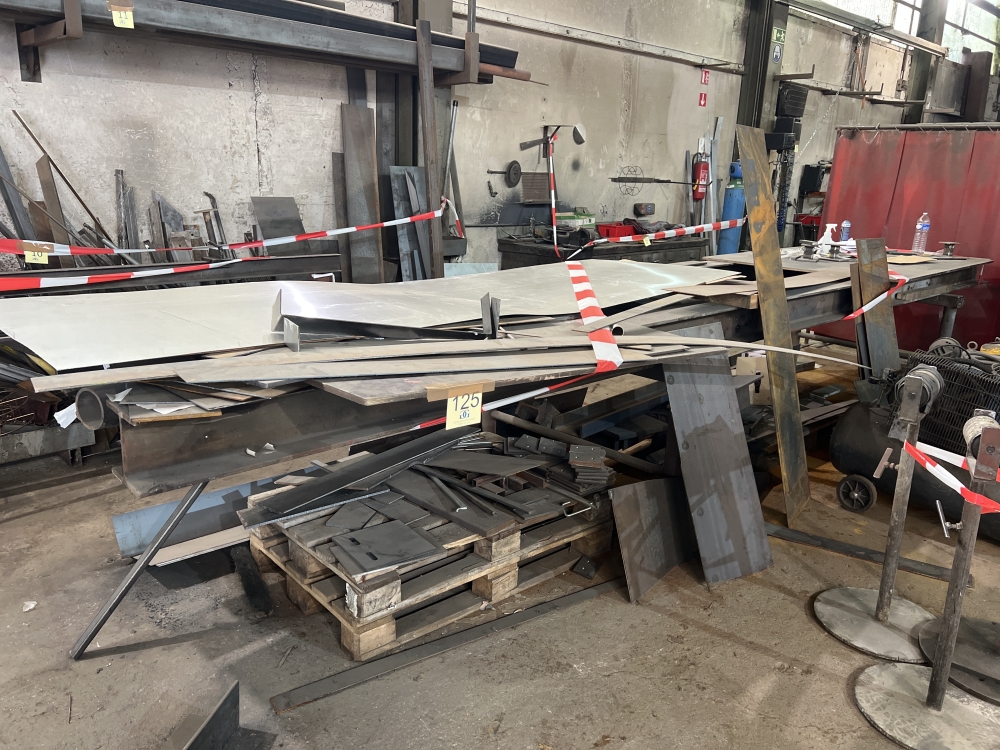Table à souder avec ferraille en dessous et au-dessus