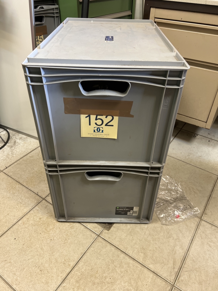 2 boîtes de rangement avec cables et prises