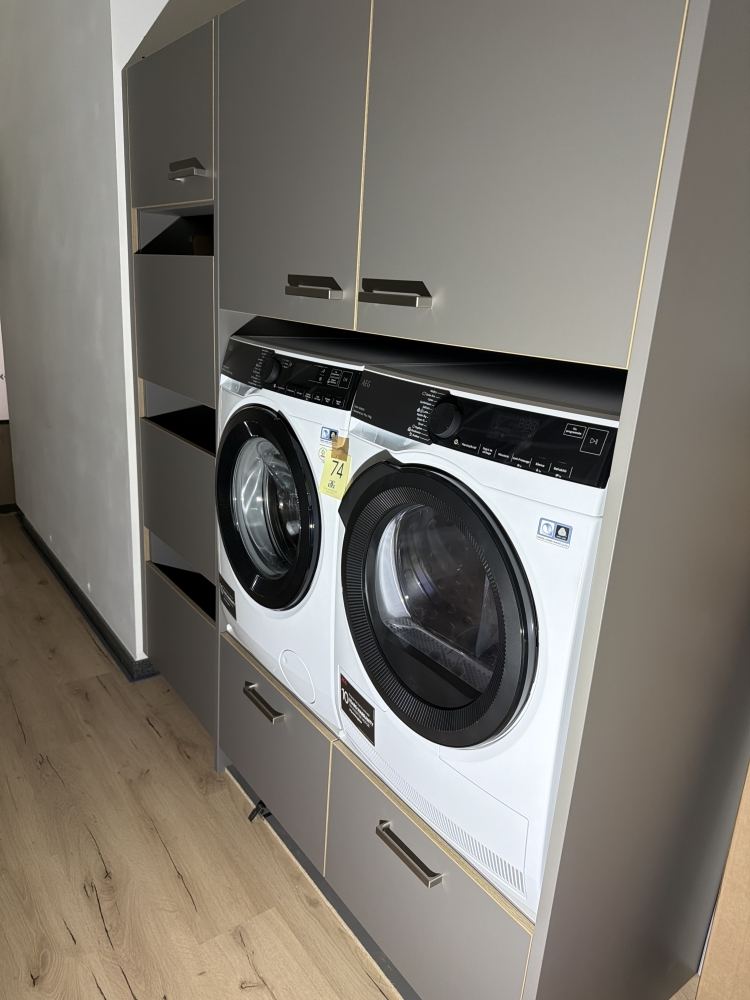 Armoire buanderie avec lave linge et séche linge AEG