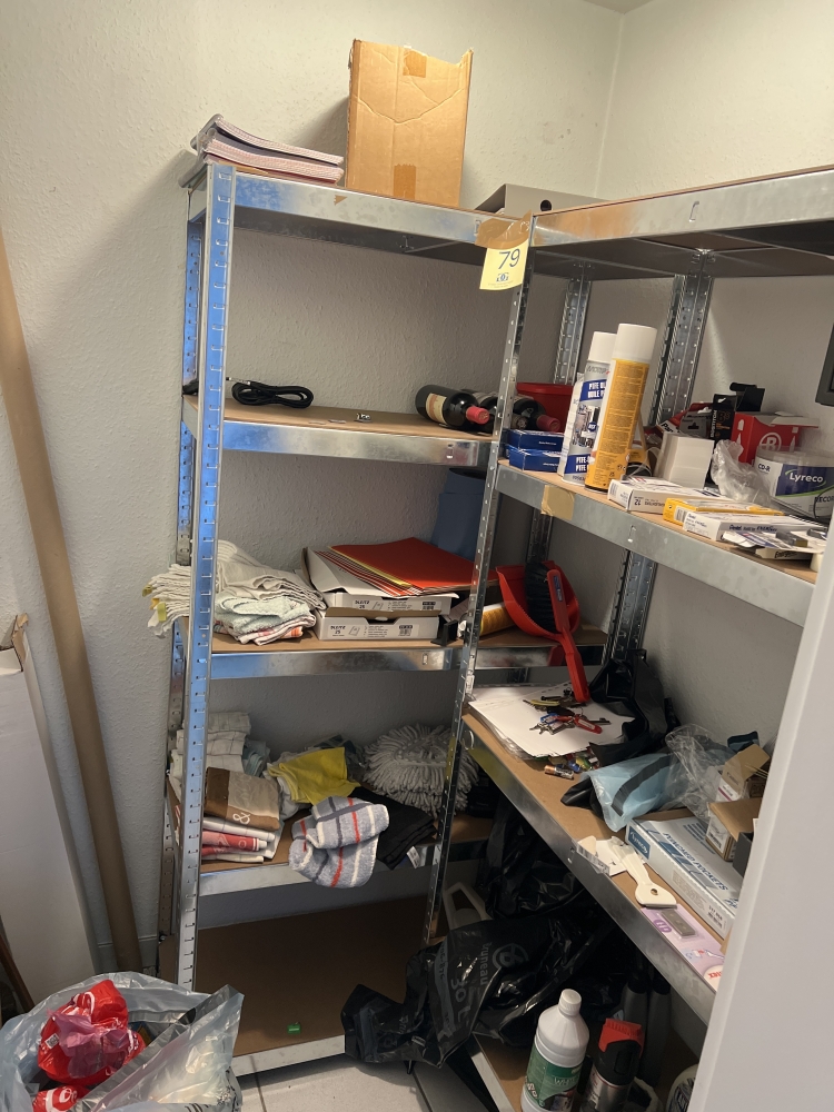 Matériels divers de bureau avec étagère