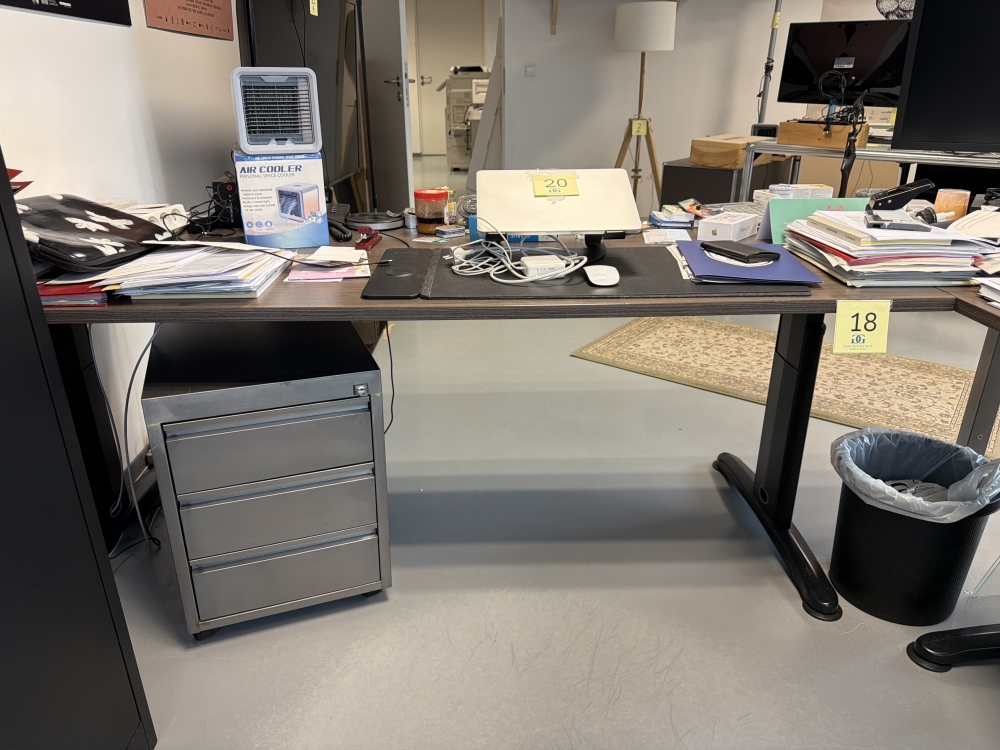 Bureau en angle, caisson, lampe de bureau et chaise de bureau