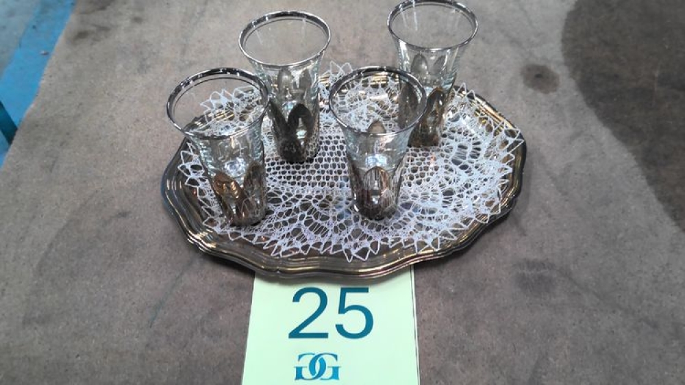 tablette avec quatre verres