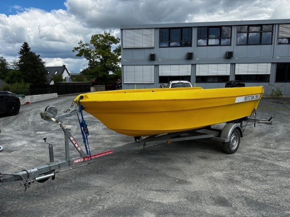 remorque porte-bateau avec bateau