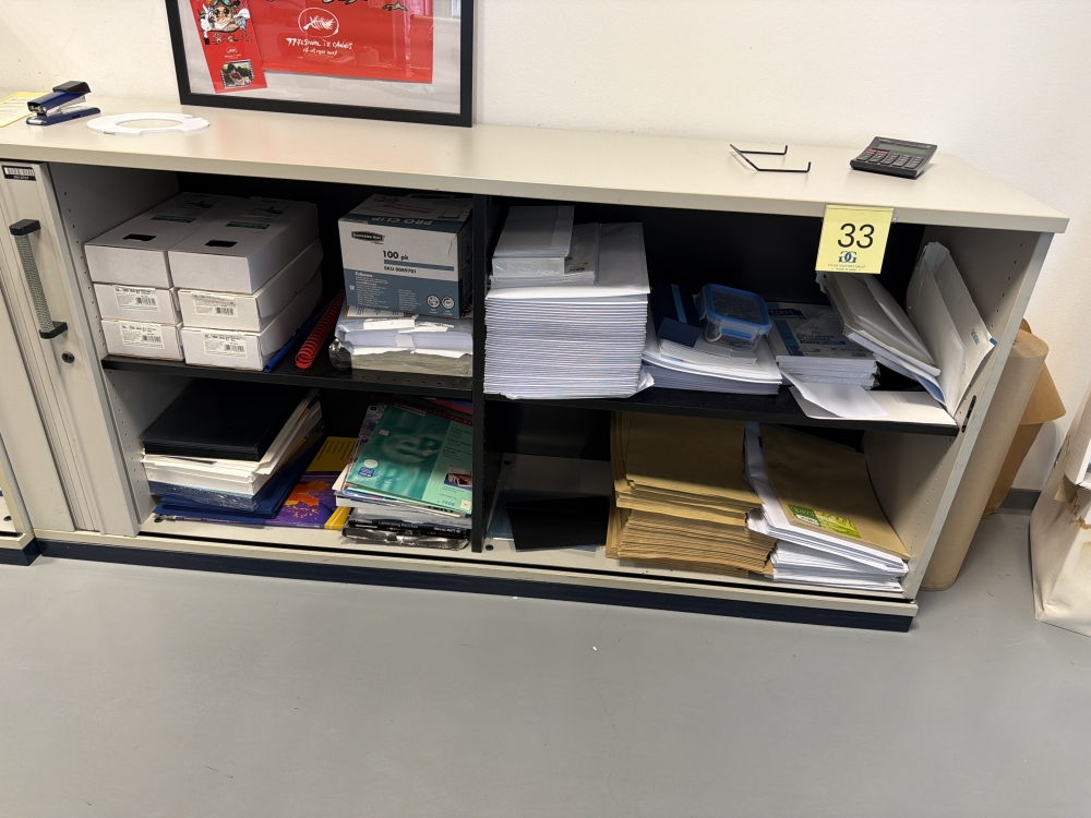 Armoire basse porte coulissante avec contenu