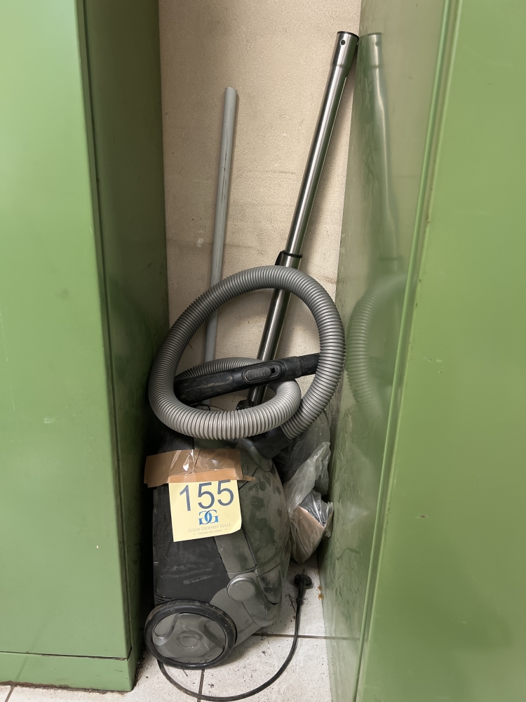 Aspirateur avec accessoires