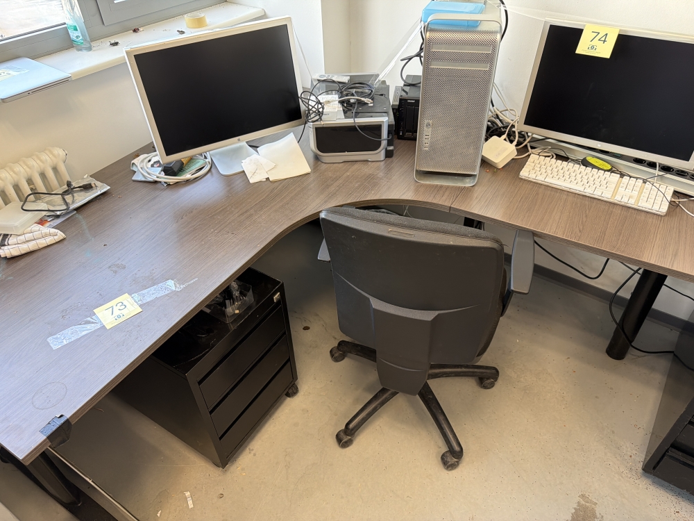 Bureau en angle, caisson et chaise de bureau