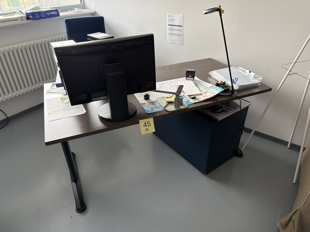 Bureau avec chaise de bureau, caisson, écran, lampe de bureau, support laptop, écran,