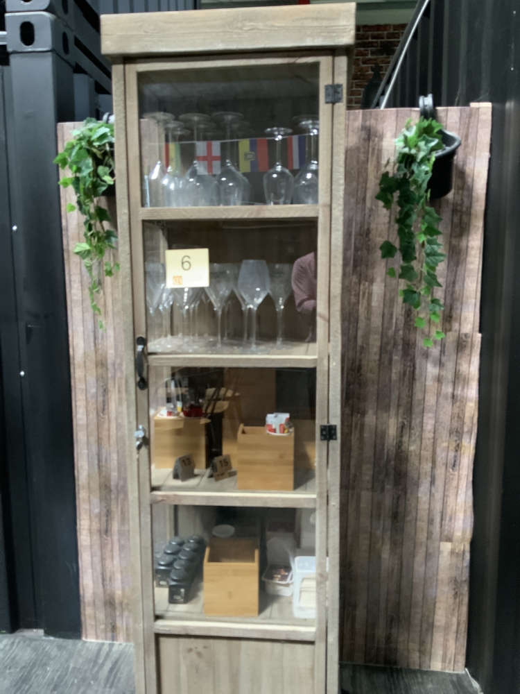 Une armoire vitrine avec contenu