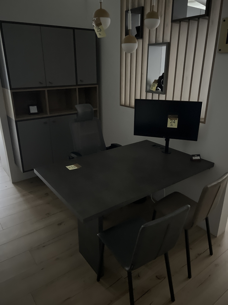 Bureau avec 2 chaises 1 fauteuil et une armoire