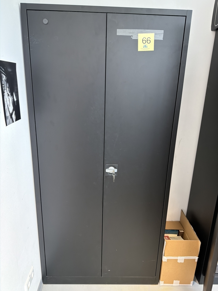 Armoire en métal avec contenu