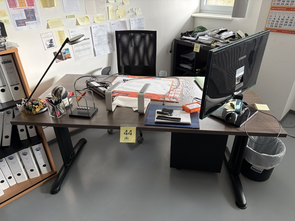 Bureau avec chaise, écran, support, lampe de bureau, disque dur, chaise de bureau et caisson