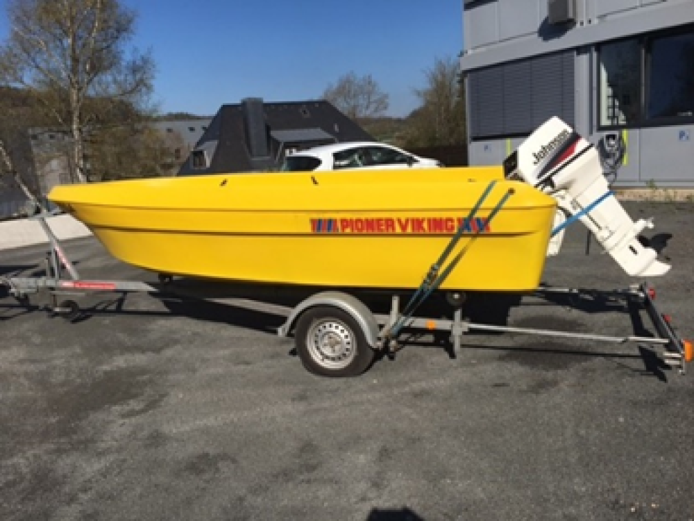 Remorque bateau avec bateau