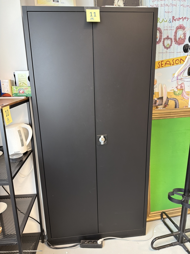 Armoire en métal avec contenu