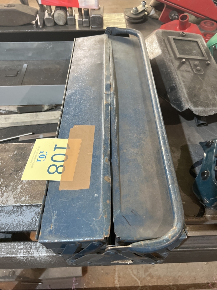 Caisse à outils avec outils