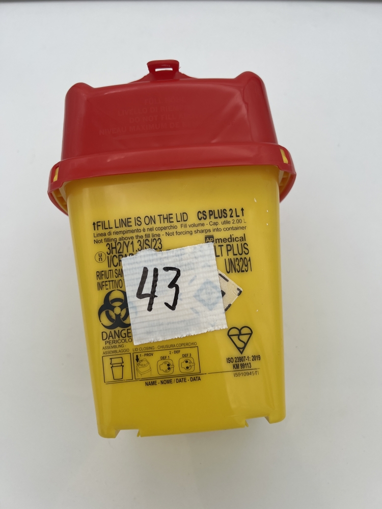 Container à seringues jaune avec couvercle rouge