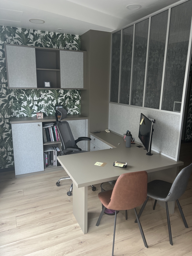 Bureau, 2 chaises, fauteuil de bureau, armoire, armoire murale et séparation