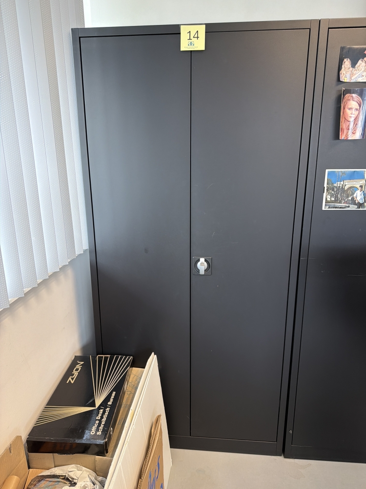 Armoire en métal avec contenu