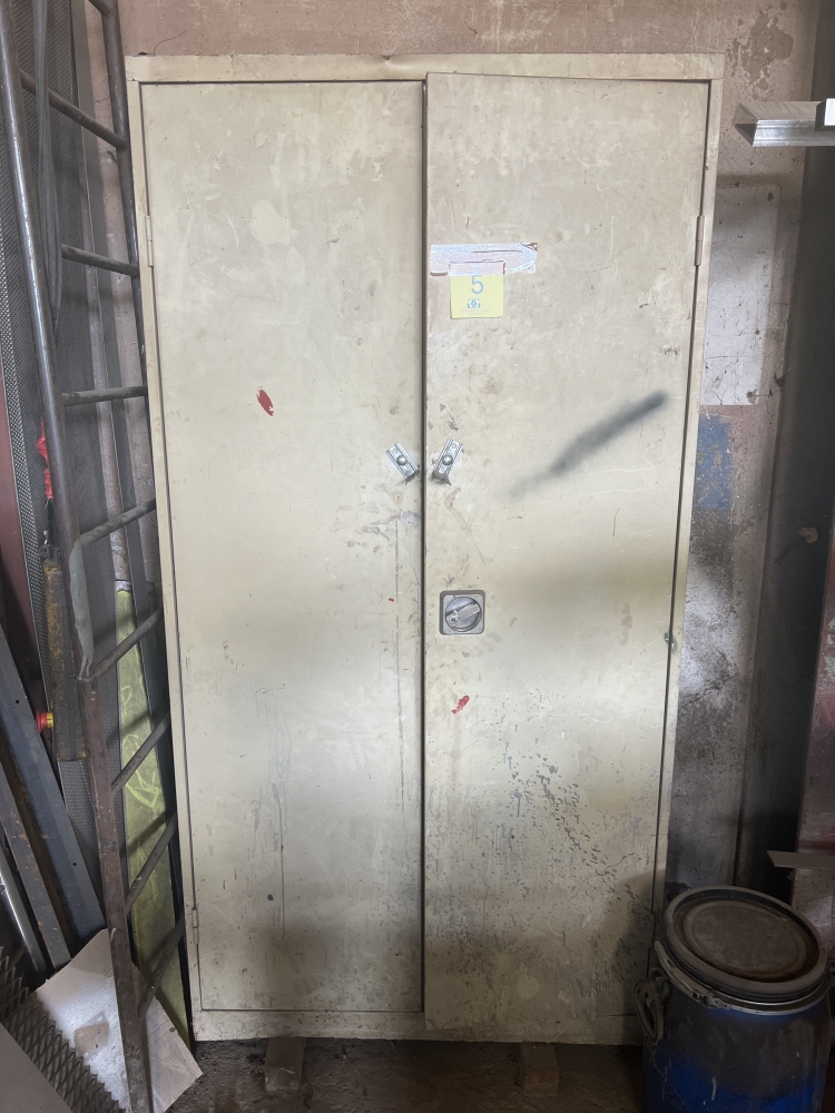 Armoire en métal avec contenu