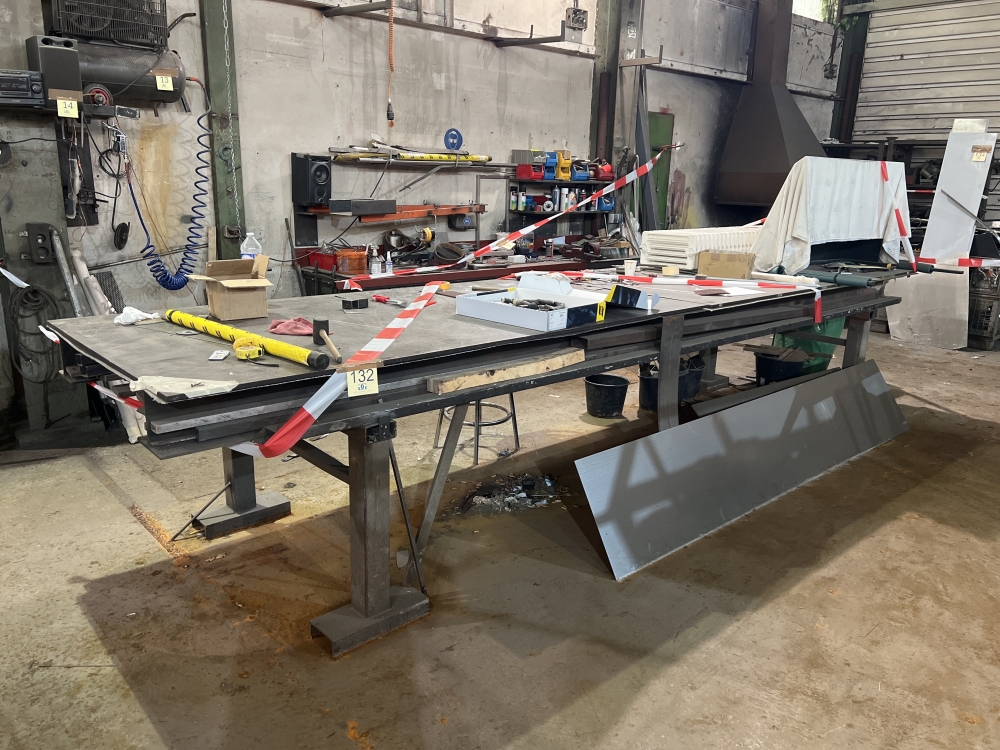 Table à souder avec matériels dessous et au-dessus