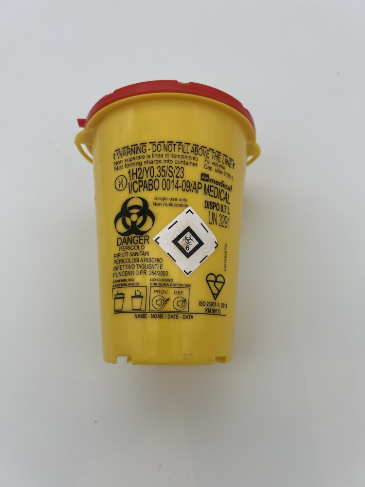 containeur jaune avec capuchon rouge,