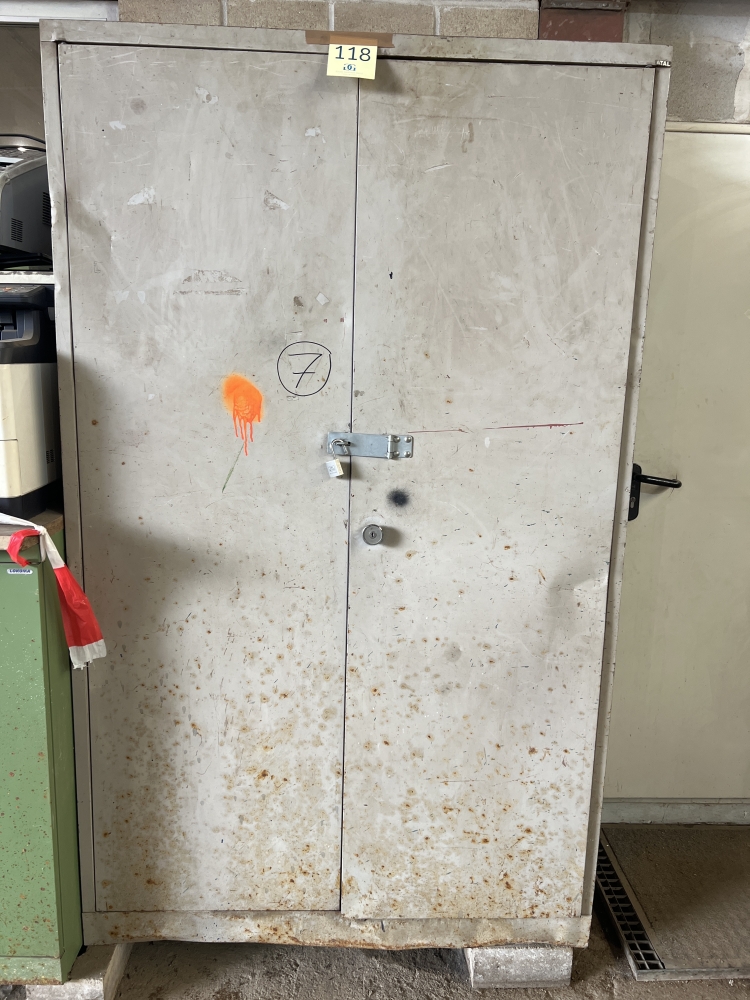 Armoire avec contenu