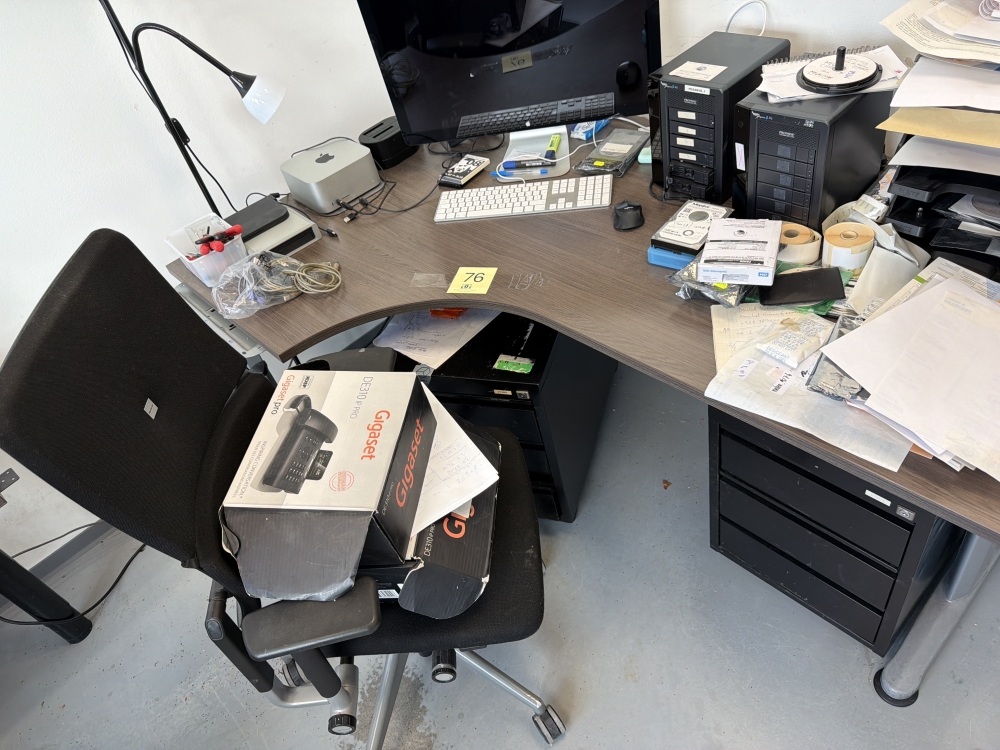 1 bureau, 2 caissons, 1 chaise de bureau, 1 lampadaire