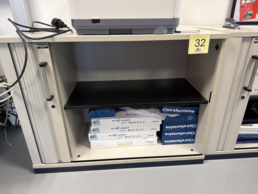 Amoire basse porte coulissante avec contenu