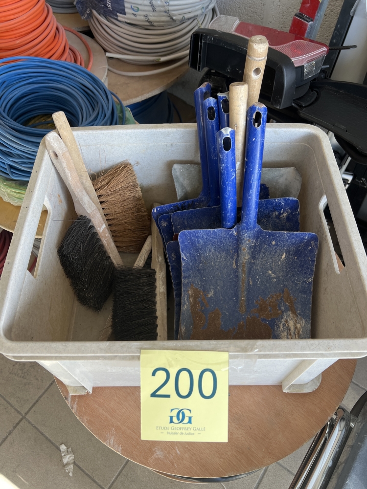 Boîte e avec balai et pelle à main