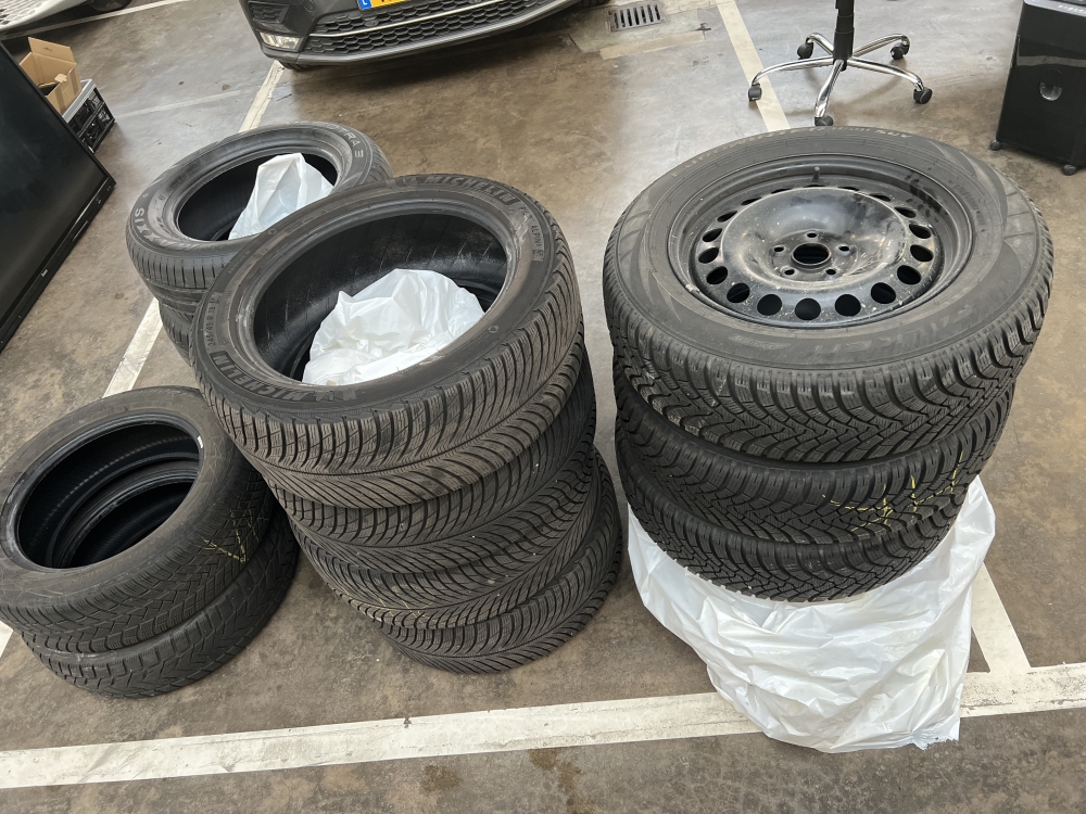 Lot de 14 pneus donc 4 avec jantes