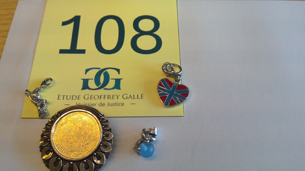 Pendentifs et broche
