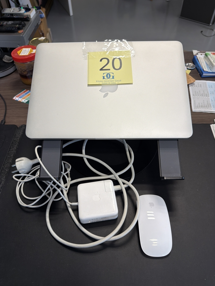 Ordinateur portable avec souris, chargeur et support