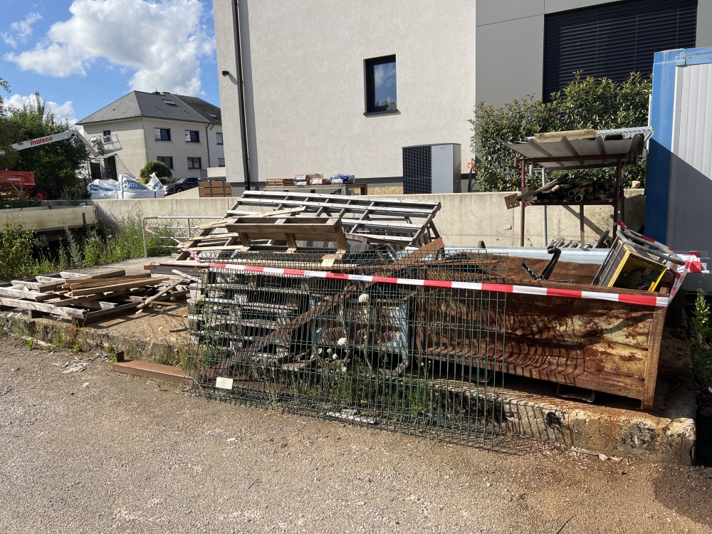 Lot de ferraille et bois à l’extérieur