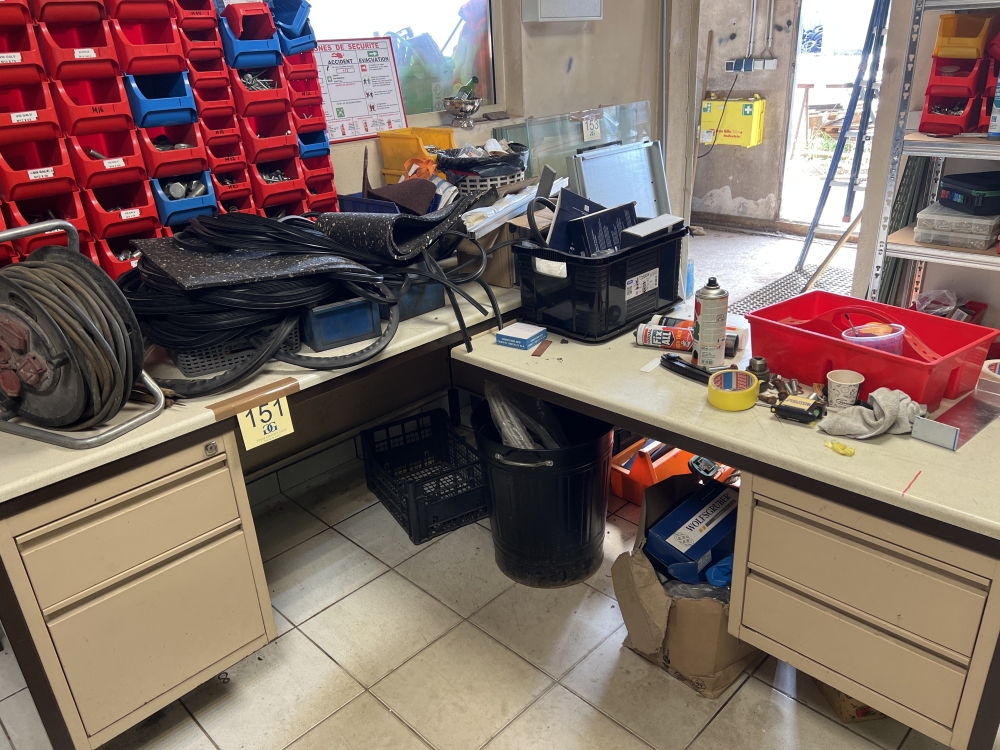 Bureau en angle avec contenu