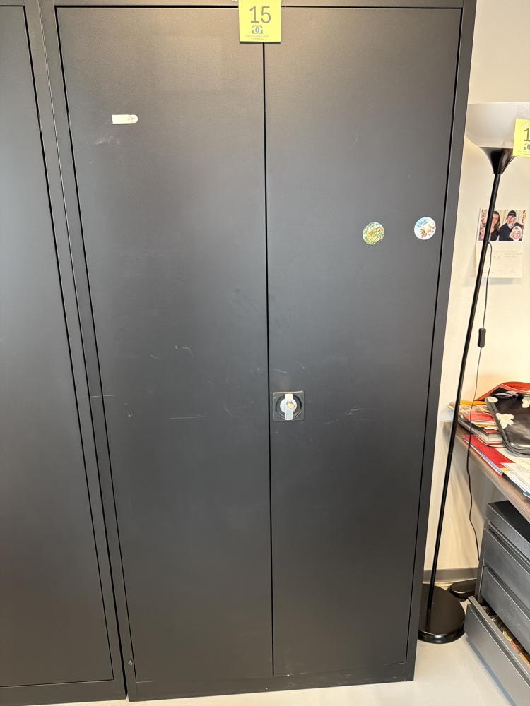 Armoire en métal avec contenu
