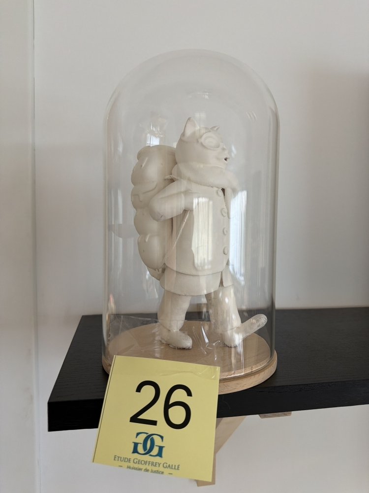 Statuette représentant un chat avec sac à dos