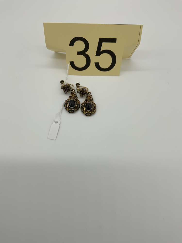 Paire de boucles d’oreilles en argent doré serties de pierres synthétiques et de perles
