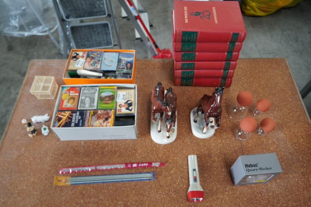 livres, cassettes, figurines, divers