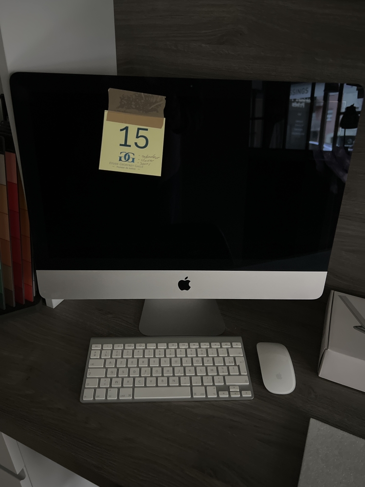 Ordinateur Apple avec clavier et souris