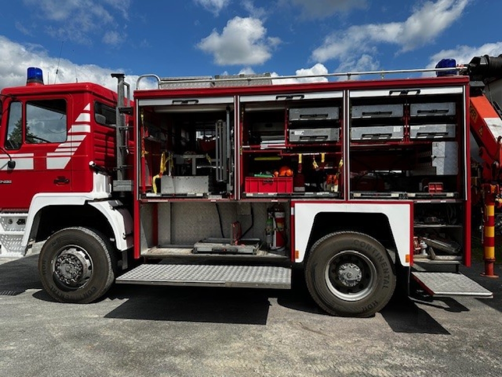 Camion avec grue arrière