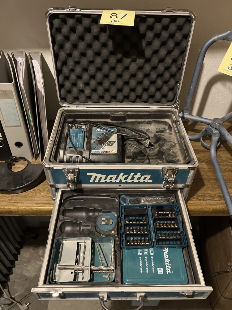 Caisse avec outil et chargeur