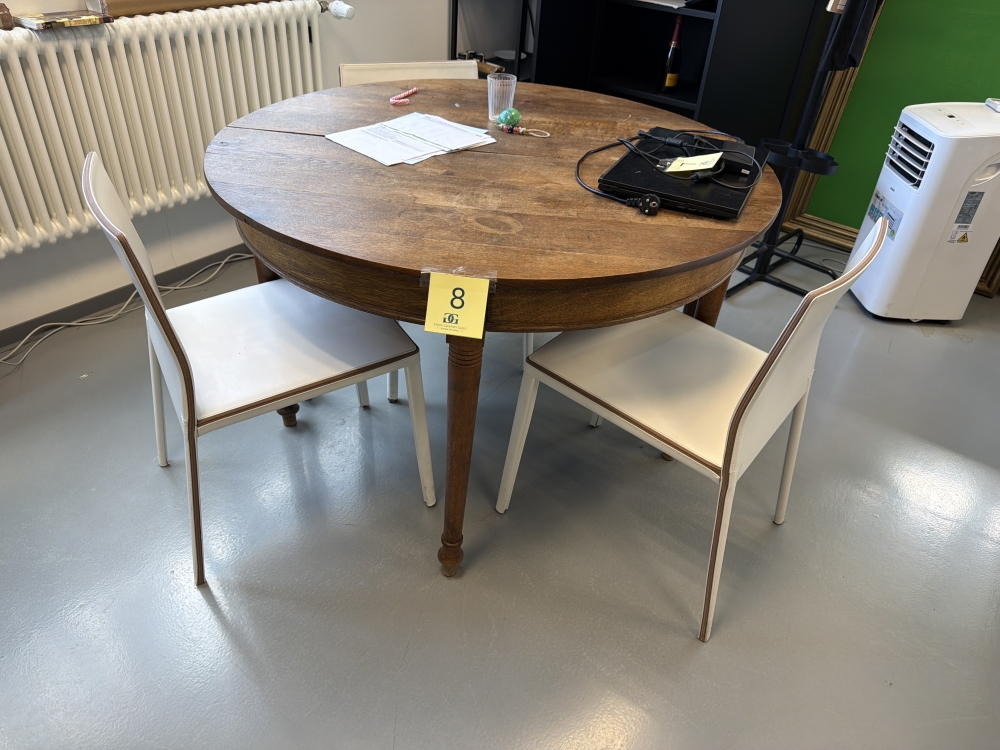 1 table ronde avec 4 chaises