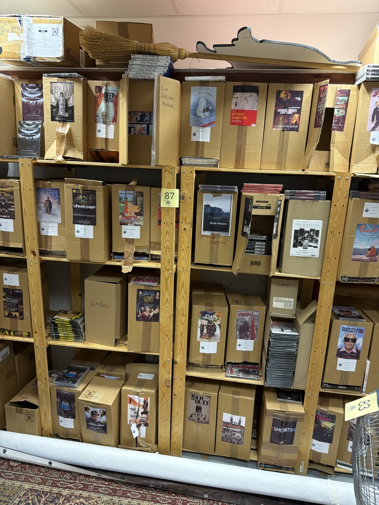 Lot important de divers DVD sans étagères